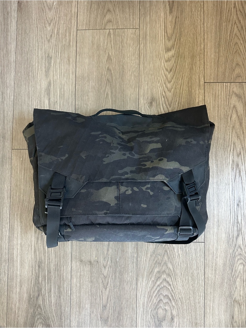 TRIPLE AUGHT DESIGN | PARALLAX MESSENGER BAG | 15L (Black Multicam)